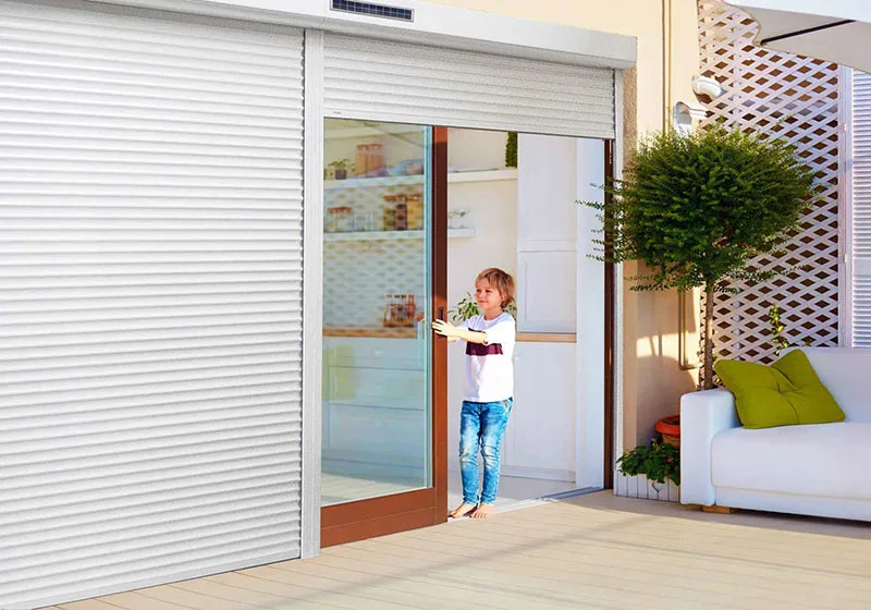 Les volets roulants solaires sur mesure : une solution innovante et durable